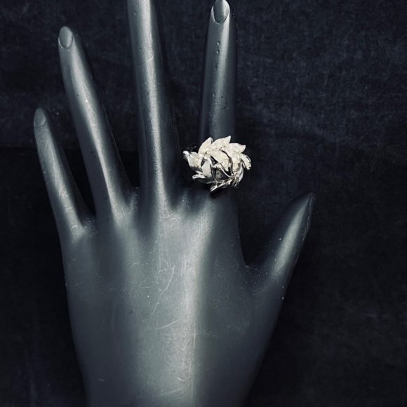 Unbranded Jewelry - Vintage Silver Tone Rhinestone Flower Adjustable Ring (R326)